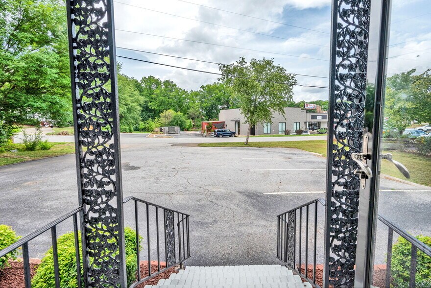1 Elizabeth Dr, Greenville, SC à vendre - Photo de l’immeuble – Image 2 sur 31