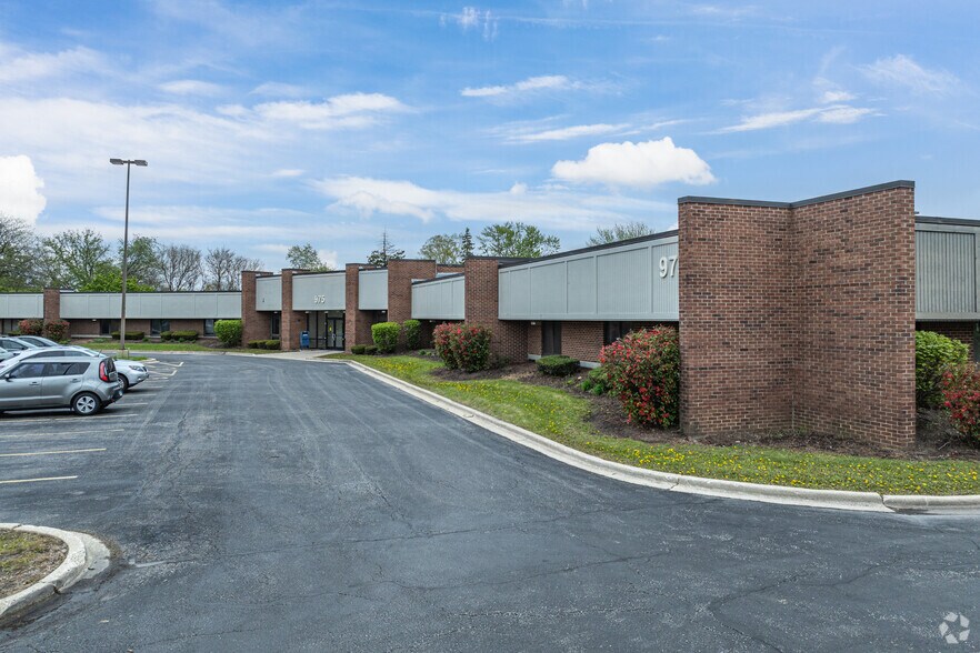 975 E Nerge Rd, Roselle, IL à vendre - Photo de l’immeuble – Image 3 sur 5