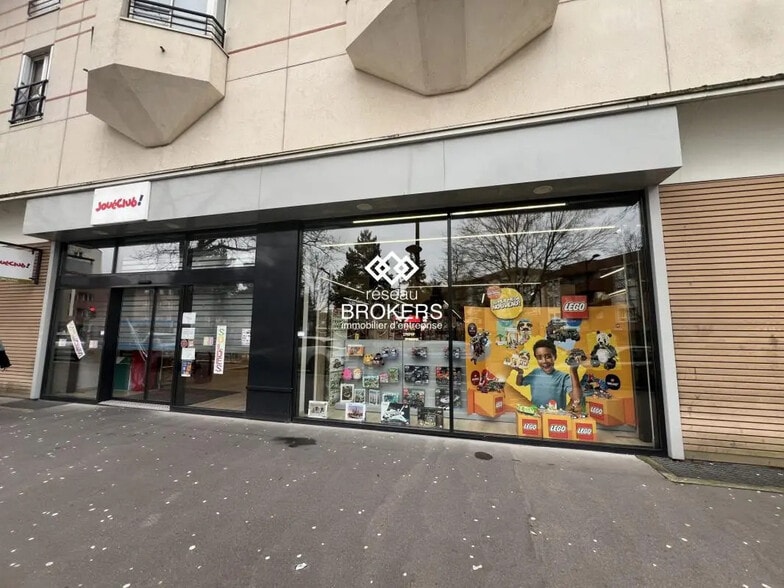 Local commercial dans Montigny-le-Bretonneux à louer - Photo de l’immeuble – Image 3 sur 10