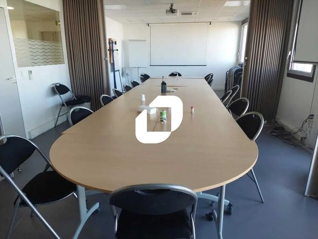 Bureau dans Montigny-le-Bretonneux à vendre Photo de l’immeuble– Image 1 sur 11