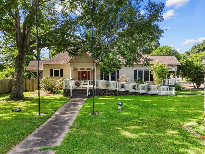 445 E Mulberry St, Angleton, TX à vendre - Photo de l’immeuble – Image 1 sur 33