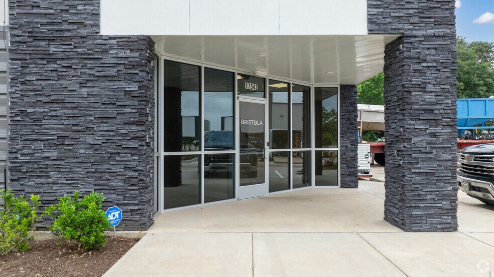 17543 Roberts Rd, Hockley, TX à louer - Photo de l’immeuble – Image 2 sur 9