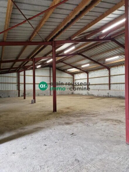 Industriel/Logistique dans Saint-Christophe-du-Bois à louer - Photo de l’immeuble – Image 1 sur 6