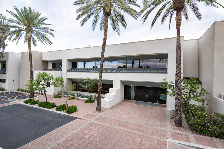 2141 E Camelback Rd, Phoenix, AZ à louer - Photo de l’immeuble – Image 3 sur 9