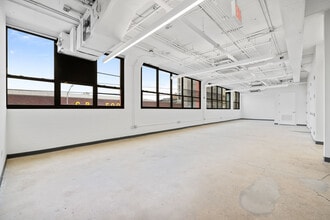 315 Meserole St, Brooklyn, NY à louer Photo intérieure– Image 1 sur 2