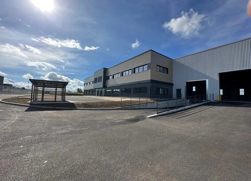 Local d’activités dans Colombier-Saugnieu à louer - Photo de l’immeuble – Image 1 sur 4