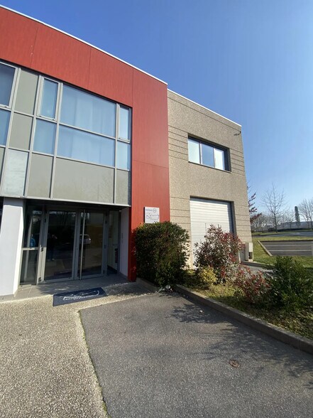 Local d’activités dans Bussy-Saint-Georges à louer - Photo de l’immeuble – Image 2 sur 3