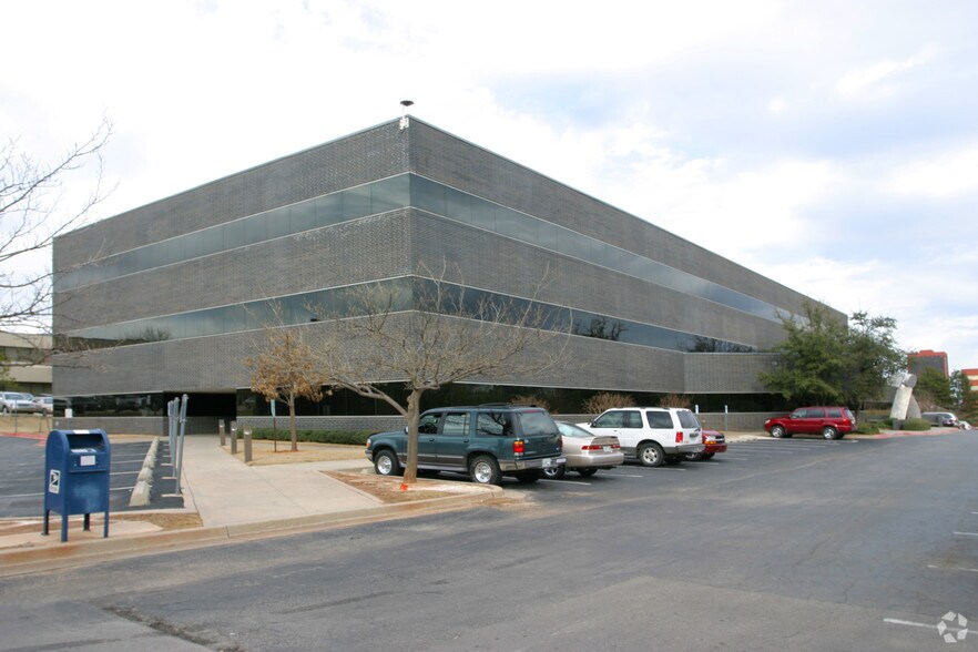 5555 NW Grand Blvd, Oklahoma City, OK à vendre - Photo de l’immeuble – Image 3 sur 8