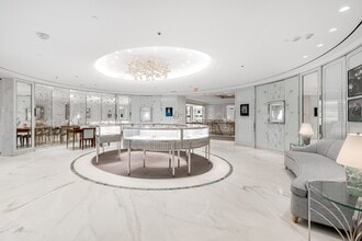 150 Bloor St W, Toronto, ON à louer Photo intérieure– Image 1 sur 7