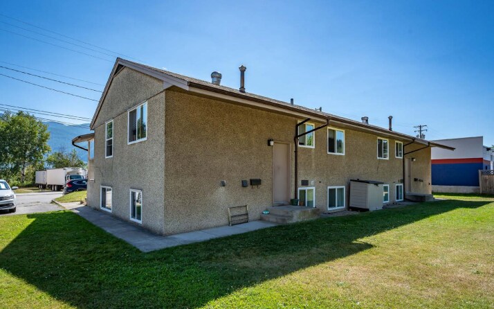 2250 6th Av, Castlegar, BC à vendre - Photo de l’immeuble – Image 3 sur 6