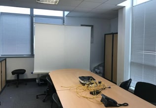 Bureau dans ÉRAGNY à louer Photo intérieure– Image 1 sur 4