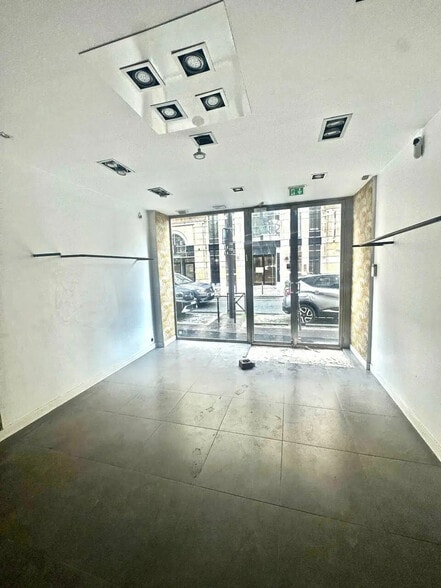 Local commercial dans Paris à louer - Photo de l’immeuble – Image 2 sur 4