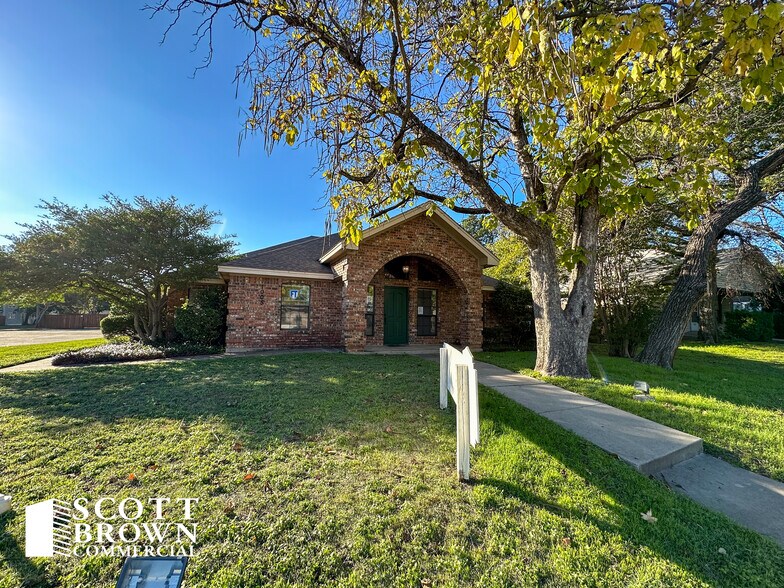 1005 N Elm St, Denton, TX à louer - Photo de l’immeuble – Image 2 sur 16