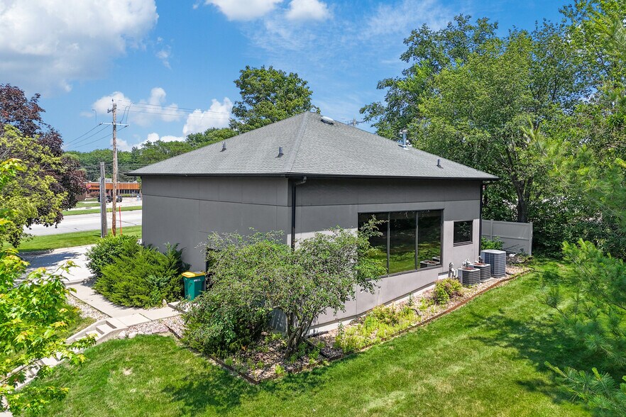 7180 Hickman Rd, Windsor Heights, IA à louer - Photo de l’immeuble – Image 3 sur 21