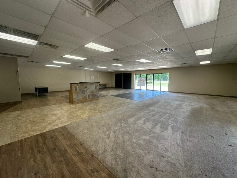 Retail Showroom with 5200SF (m/l) drive through warehouse (truck well dock), Choctaw, OK à vendre - Photo de l’immeuble – Image 3 sur 33