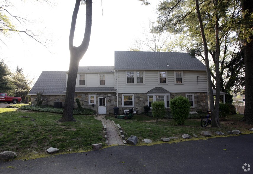 2 Hidden Ln, Abington, PA à vendre - Photo de l’immeuble – Image 2 sur 10