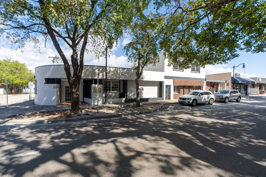 2279 Coral Way, Coral Gables, FL à vendre - Photo principale – Image 1 sur 31