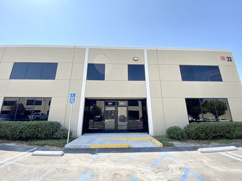 21-29 W Easy St, Simi Valley, CA à louer - Photo de l’immeuble – Image 2 sur 23