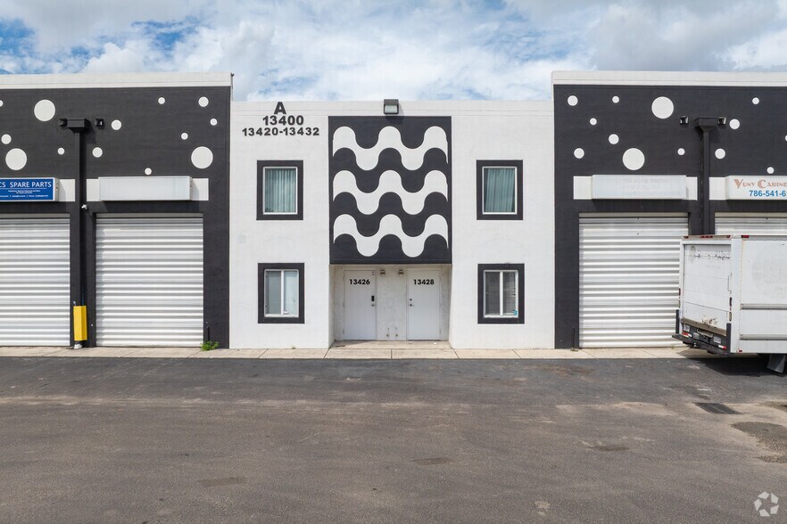 13420-13432 NW 38th Ct, Opa Locka, FL à louer - Photo de l’immeuble – Image 3 sur 22