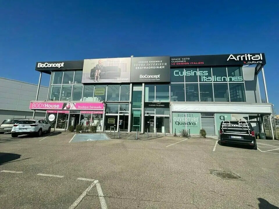 Local commercial dans Saint-Priest à louer Photo de l’immeuble– Image 1 sur 5