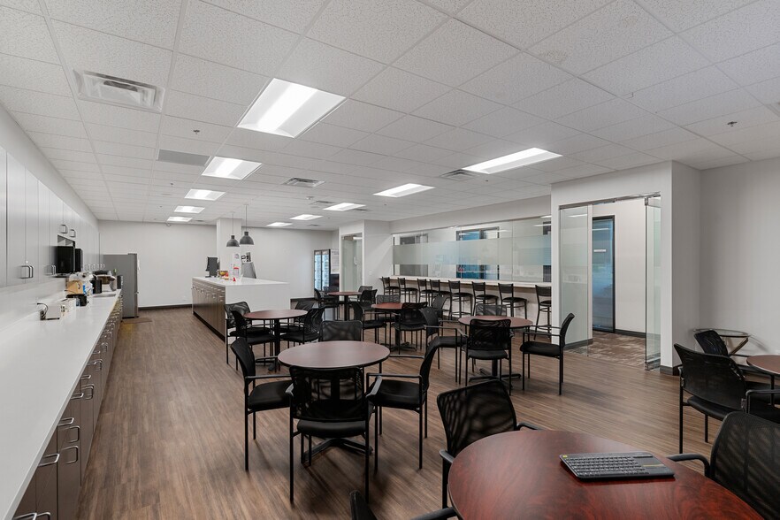 3755 Breakthrough Way, Las Vegas, NV à louer - Photo de l’immeuble – Image 3 sur 8