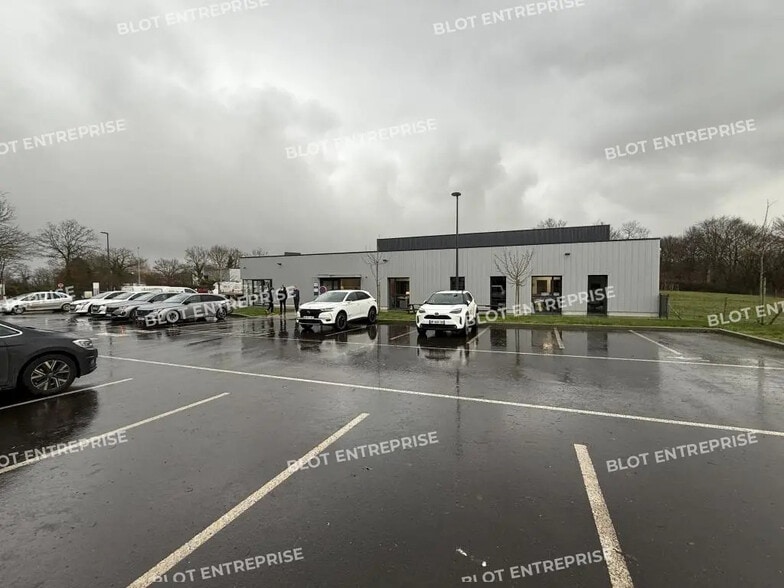 Local d'activités dans Saint-Domineuc à vendre - Photo de l’immeuble – Image 1 sur 15