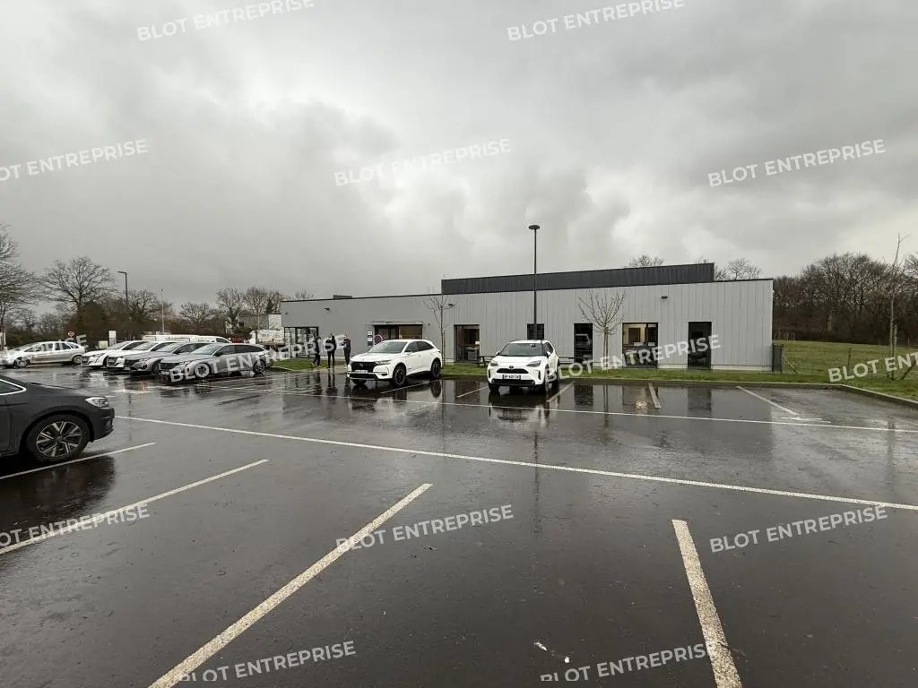 Local d'activités dans Saint-Domineuc à vendre Photo de l’immeuble– Image 1 sur 16