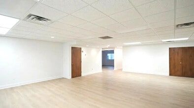 525 Townline Rd, Hauppauge, NY à louer Photo intérieure– Image 2 sur 4