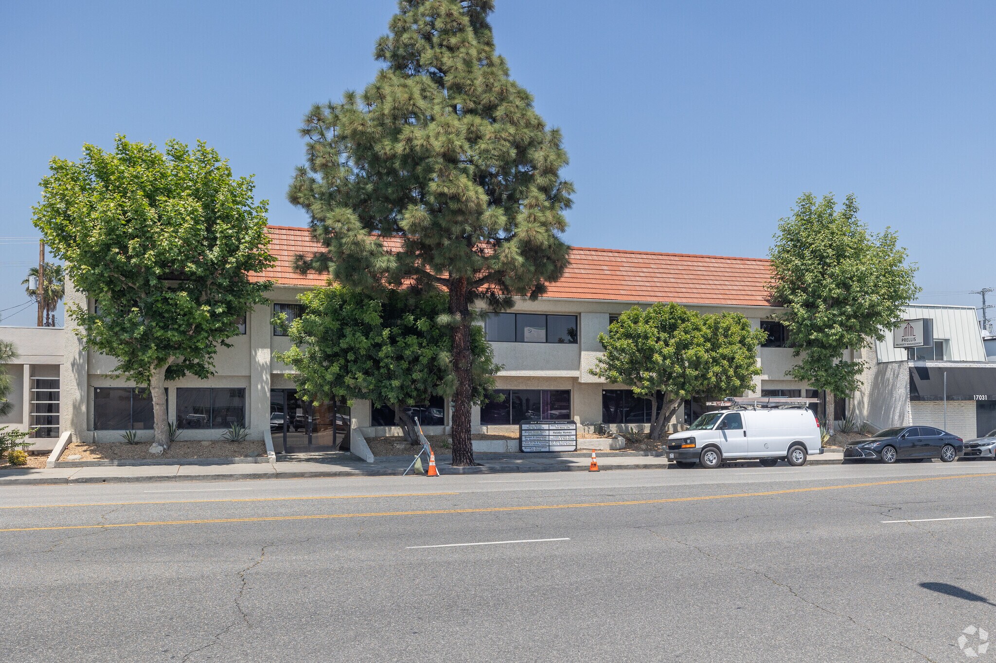 17037 Chatsworth St, Granada Hills, CA à louer Photo principale– Image 1 sur 5