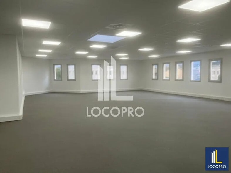 Bureau dans La Penne-sur-Huveaune à louer - Photo de l’immeuble – Image 1 sur 2