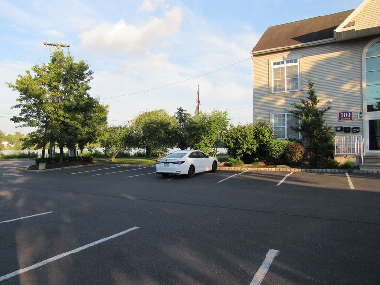 100 Lakeview Ave, Jamesburg, NJ à louer - Photo de l’immeuble – Image 3 sur 5