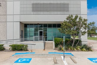 1825 Westpark Dr, Grand Prairie, TX à louer Photo de l’immeuble– Image 1 sur 7