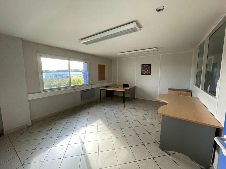 Local d'activités dans Isneauville à vendre - Photo de l’immeuble – Image 3 sur 22