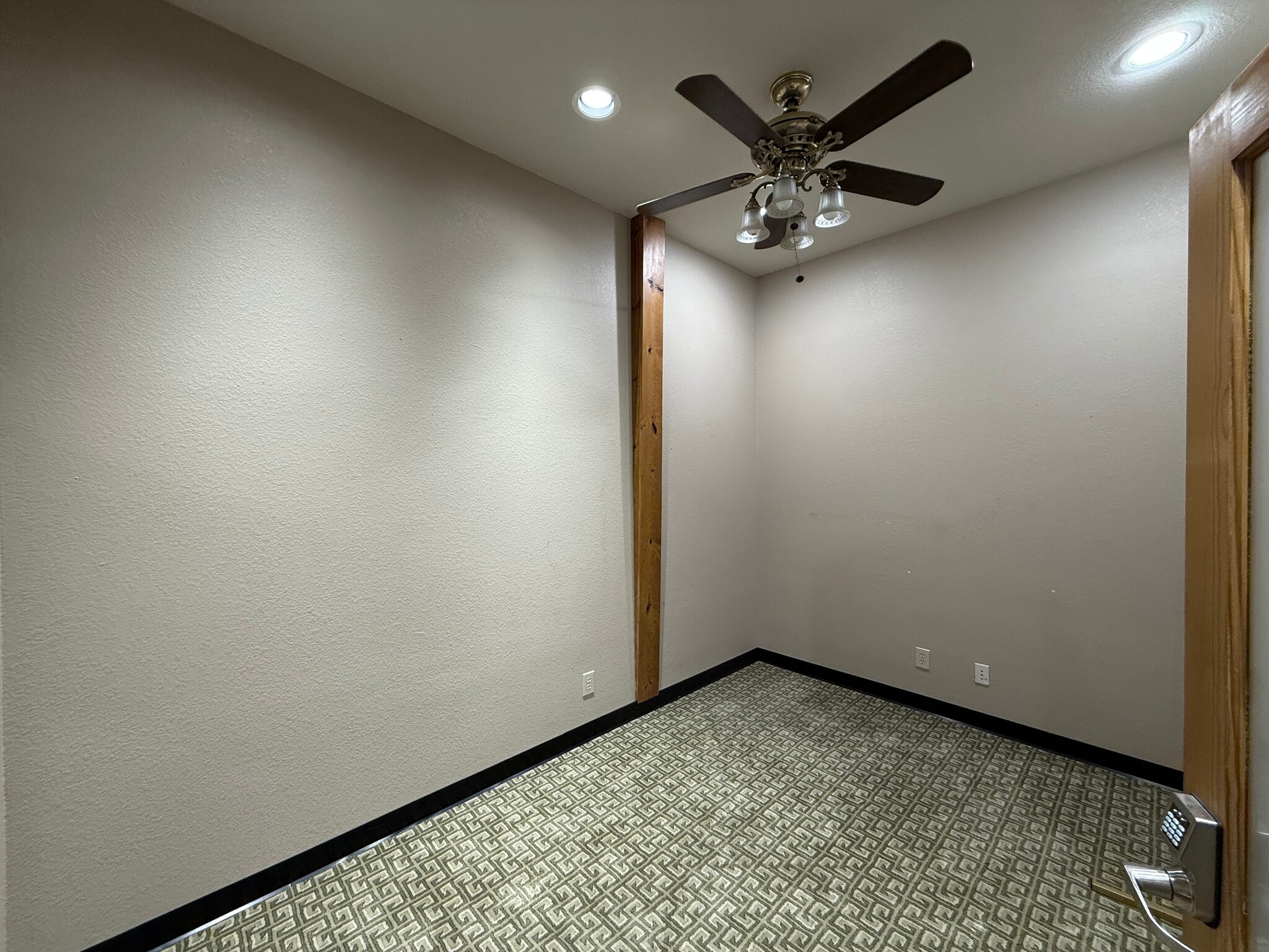 5101 E University Dr, Denton, TX à louer Photo de l’immeuble– Image 1 sur 1