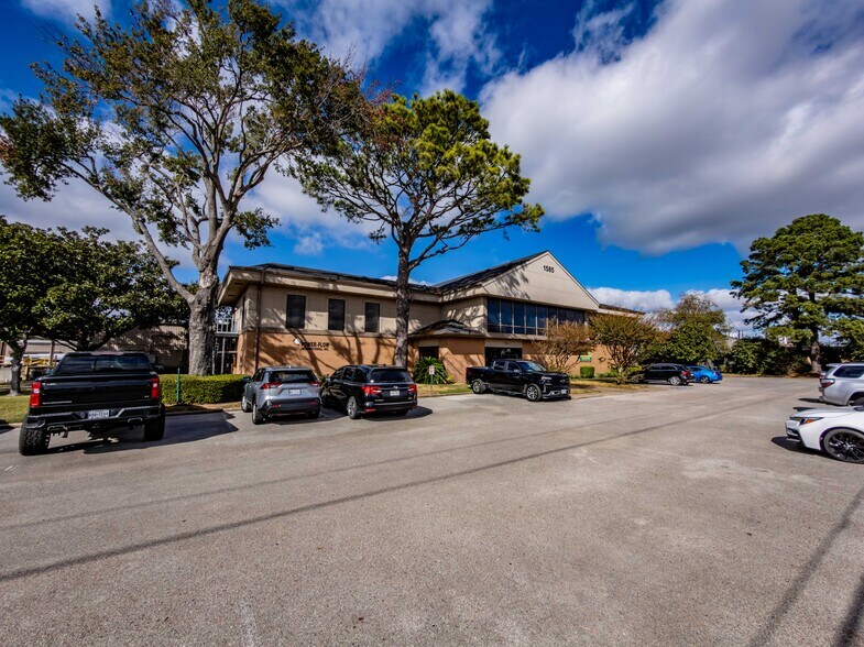 1585 W Sam Houston Pky N, Houston, TX à vendre - Photo de l’immeuble – Image 3 sur 8