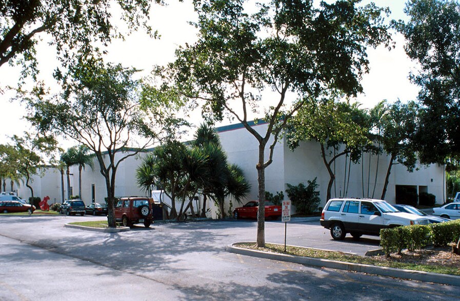 604-622 Banyan Trl, Boca Raton, FL à louer - Photo de l’immeuble – Image 3 sur 10