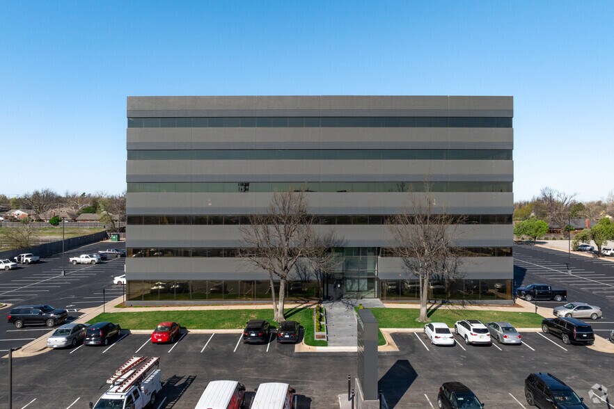 6525 N Meridian Ave, Oklahoma City, OK à louer - Photo de l’immeuble – Image 2 sur 2
