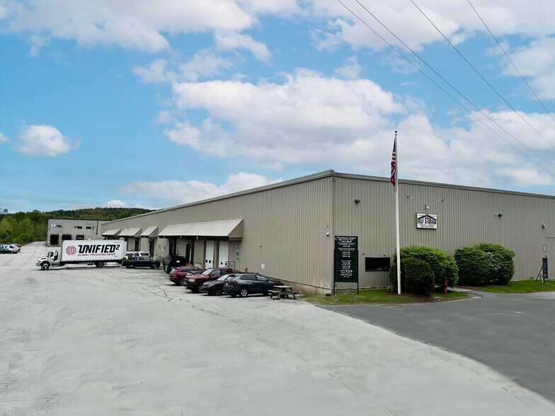 425 Washington St, Claremont, NH à louer - Photo de l’immeuble – Image 2 sur 4