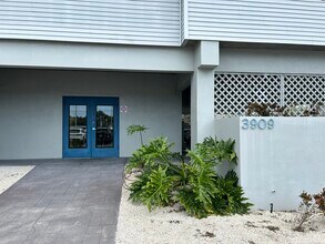 3909 E Bay Dr, Holmes Beach, FL à louer Photo de l’immeuble– Image 1 sur 22