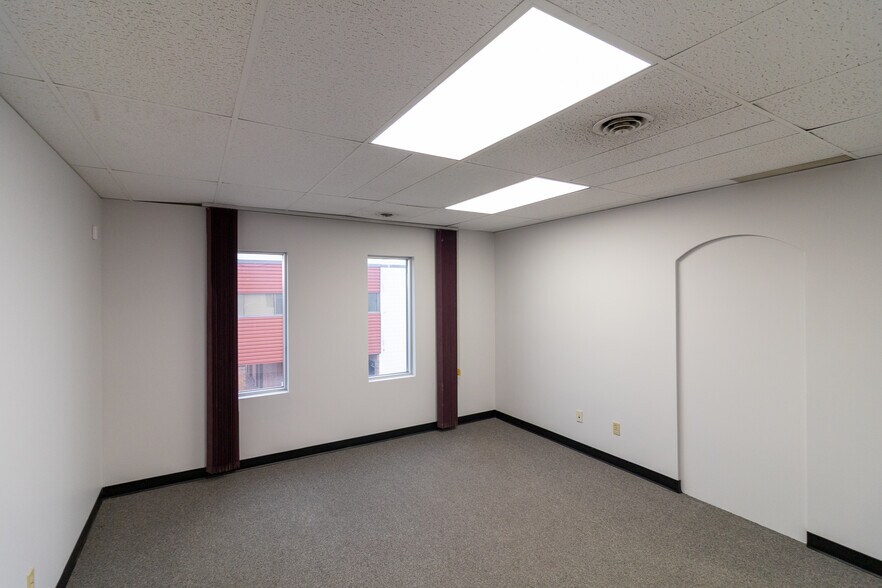 2182 39 Av NE, Calgary, AB à louer - Photo intérieure – Image 3 sur 10