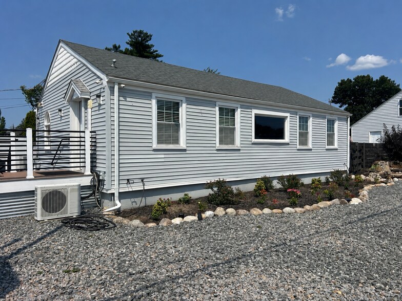 1647 Post Rd, Warwick, RI à vendre - Photo de l’immeuble – Image 1 sur 10