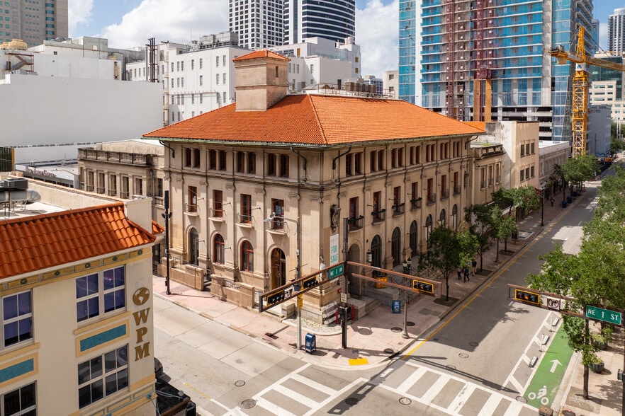100 NE 1st Ave, Miami, FL à vendre - Vidéo aérienne – Image 2 sur 7