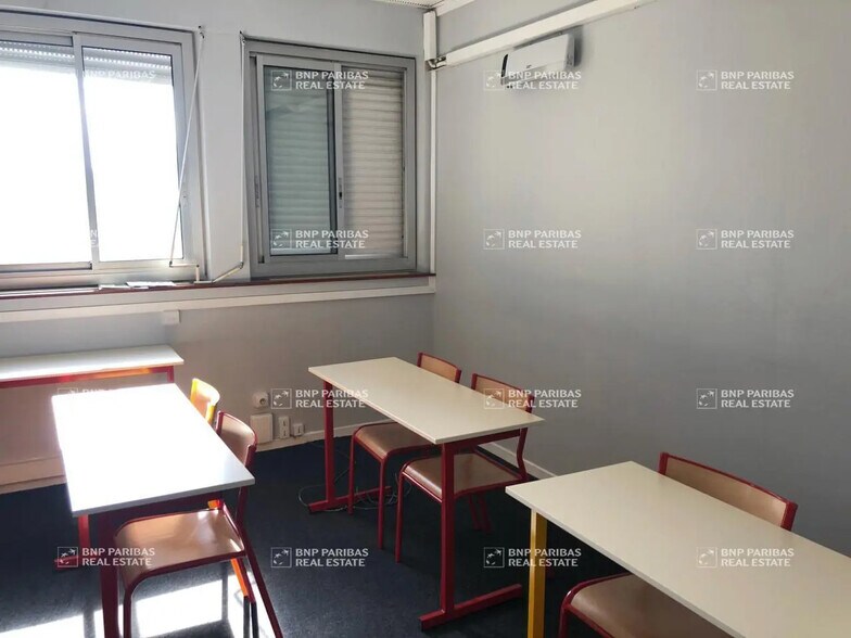 Local d'activités dans Décines-Charpieu à vendre - Photo de l’immeuble – Image 3 sur 13