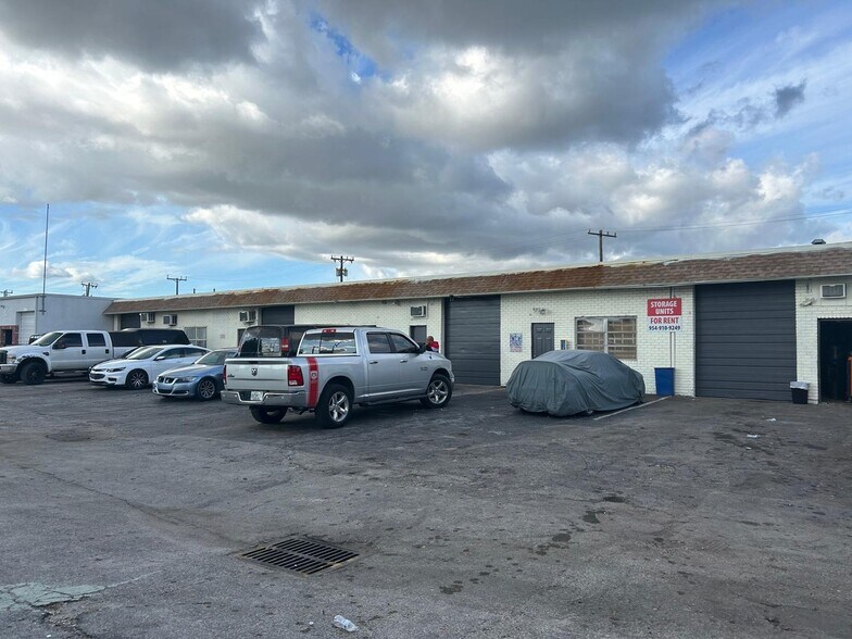 4631-4641 NW 8th Ave, Oakland Park, FL à louer - Photo de l’immeuble – Image 1 sur 4