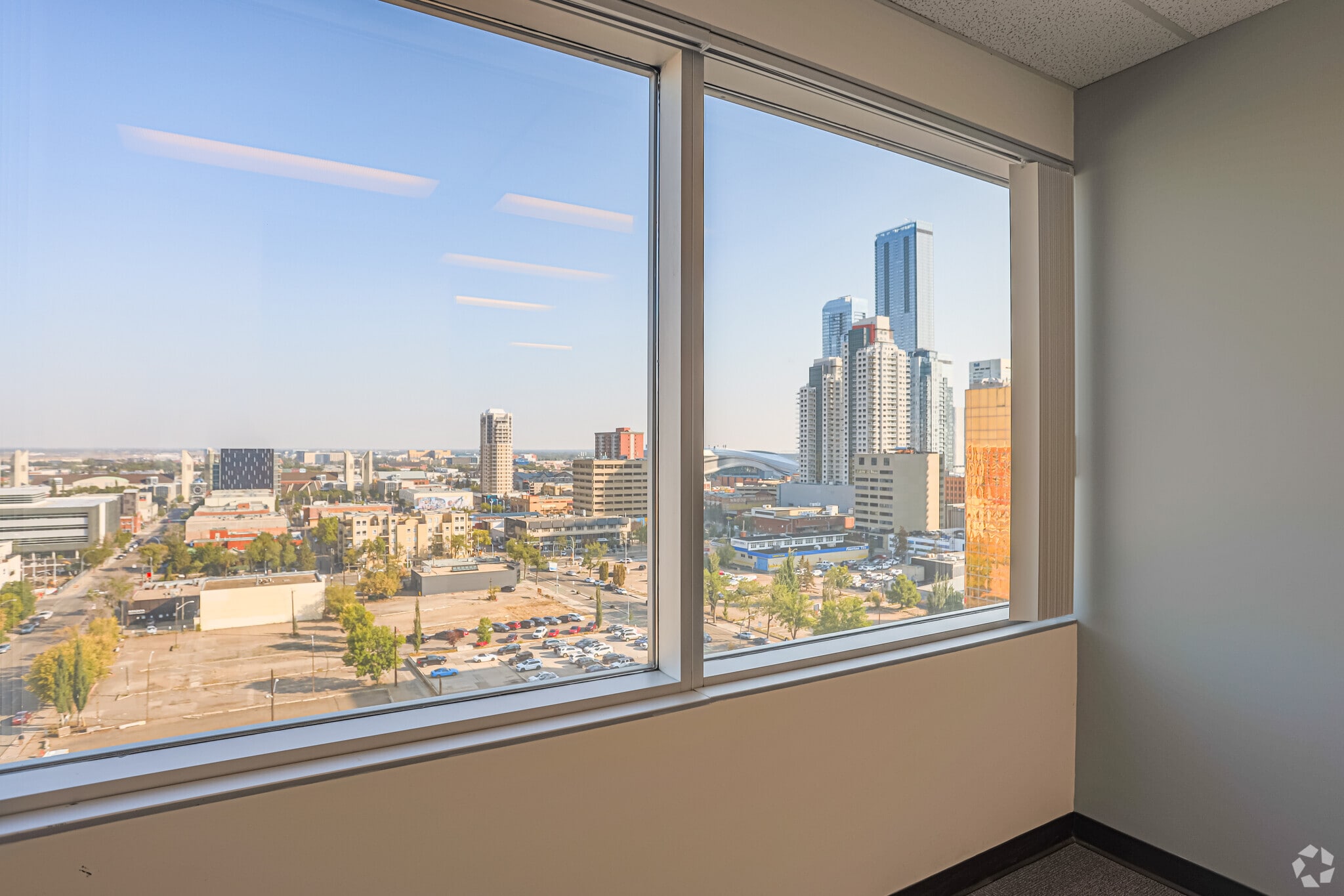 10665 Jasper Ave, Edmonton, AB à louer Photo intérieure– Image 1 sur 5