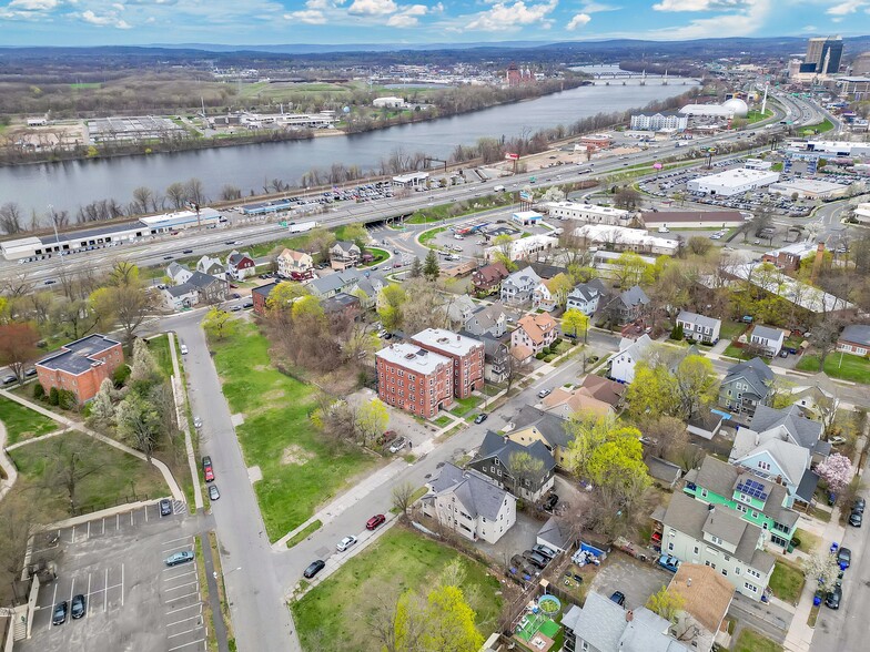 18 Coomes St, Springfield, MA à vendre - Photo de l’immeuble – Image 3 sur 8