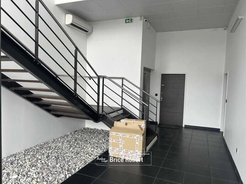 Local d'activités dans Champagne-au-Mont-d'Or à vendre - Photo intérieure – Image 2 sur 6