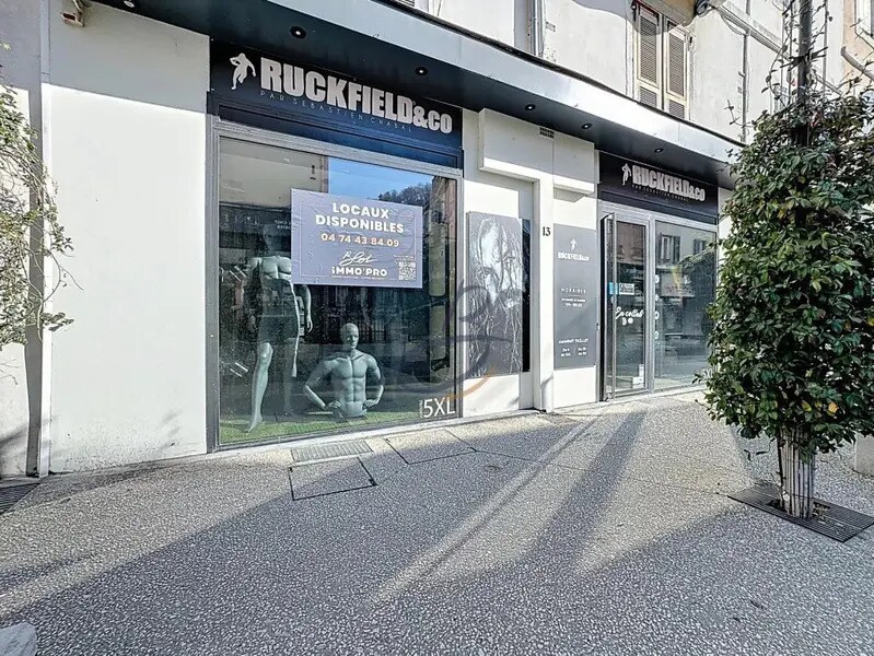 Local commercial dans Bourgoin-Jallieu à louer Photo de l’immeuble– Image 1 sur 8