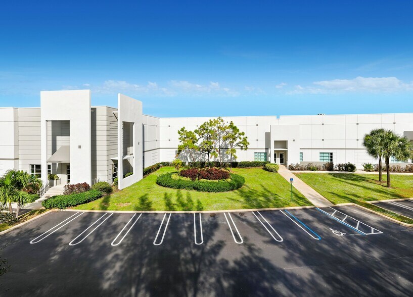 2035 High Ridge Rd, Boynton Beach, FL à louer - Photo de l’immeuble – Image 2 sur 7
