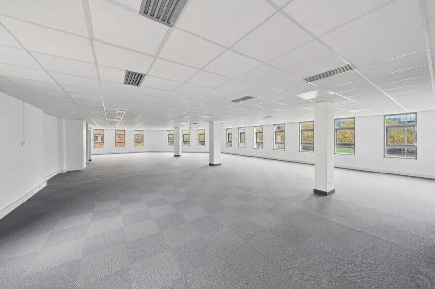 6-8 Rue Eugène Et Armand Peugeot, Rueil-Malmaison à louer - Photo de l’immeuble – Image 2 sur 11